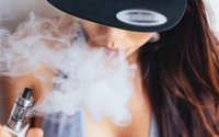 Τα ηλεκτρονικά τσιγάρα βρέθηκε πως αποτελούν έναν «οικονομικά επωφελή τρόπο βοήθειας για τη διακοπή του καπνίσματος»